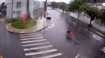 a UPA Zona Leste à esquerda e o homem saindo com um carrinho de feira. #paratodosverem