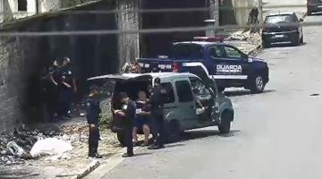 agentes da gcm ao lado de viatura escrevem em bloco de notas. #paratodosverem