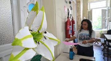 mulheres produzindo as flores #paratodosverem