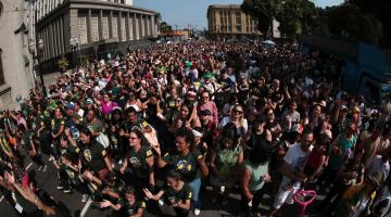 pessoas caminhando no centro #paratodosverem