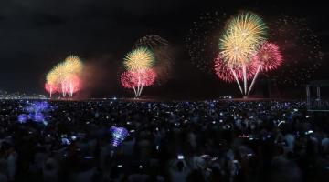 Multidão celebra ano-novo com show de rock e fogos nas areias de Santos 