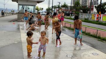 crianças brincando na fonte #paratodosverem