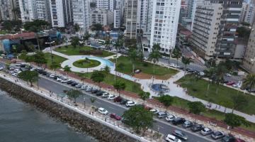 Vista aérea do entorno do Aquário Municipal, alamedas, jardins, avenida e trecho de pedras e mar. #pracegover