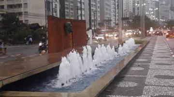 fonte em canteiro central de via, com bicos de água funcionando. #paratodosverem