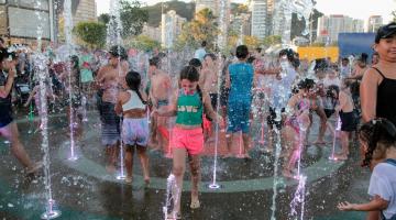 crianças brincando em fonte #paratodosverem