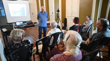 pessoas acompanhando o curso #paratodosverem 