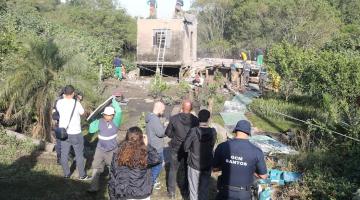 operários derrubando casa #paratodosverem 