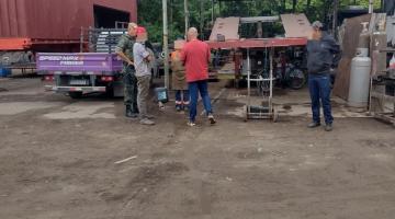 policiais na frente da transportadora #paratodosverem