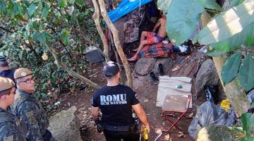 força tarefa aborda homem em barraco #paratodosverem
