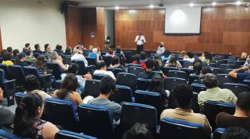 pessoas assistindo a formação #paratodosverem