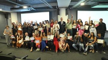 Alunos mostram diplomas #paratodosverem 