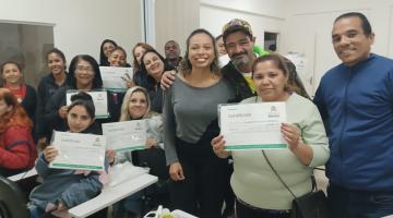 alunos mostram certificados #paratodosverem 