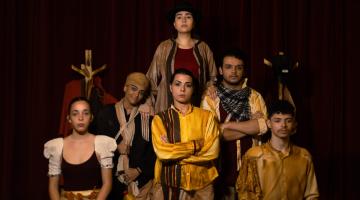 artistas caracterizados de personagens posam para foto em palco. #paratodosverem 