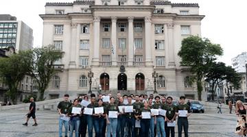 jovens uniformizados posam diante da prefeitura. #paratodosverem