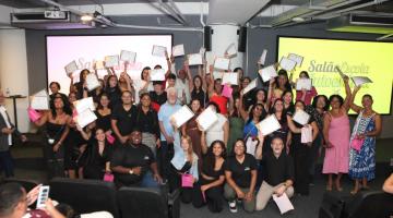 alunos posam para foto segurando certificados. #paratodosverem