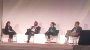pessoas sentadas participando de fórum #paratodosverem
