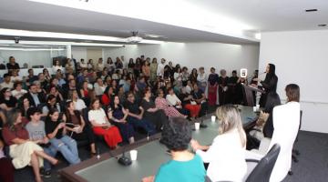 auditório lotado acompanha palestra #paratodosverem 