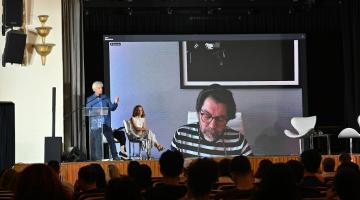 pessoas assistindo ao fórum #paratodosverem 