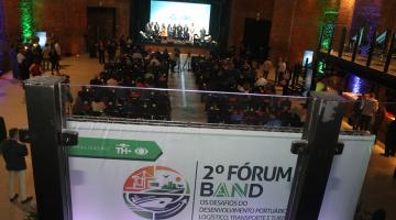 autoridades e pessoas acompanhando o fórum #paratodosverem