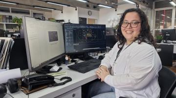 servidora ao lado de computador #paratodosverem 