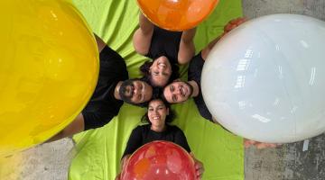 atores deitados com bolas #paratodosverem 