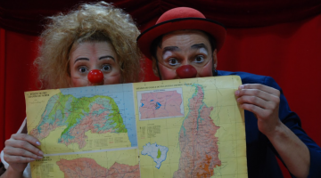 dois palhaços seguram um mapa. #paratodosverem