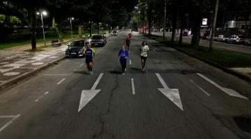 atletas correm em pista de avenida. #paratodosverem 
