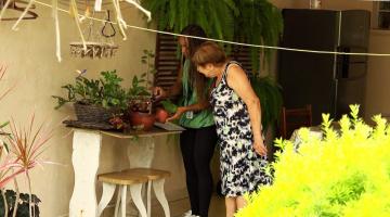 agente e mulher olham vaso #paratodosverem 