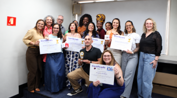 pessoas mostram certificados #paratodosverem