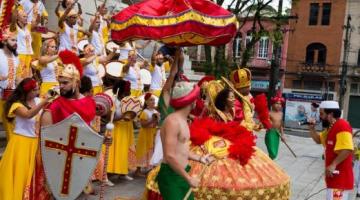 maracatu quiloa se apresenta com fantasias na escadaria do paço #pracegover 