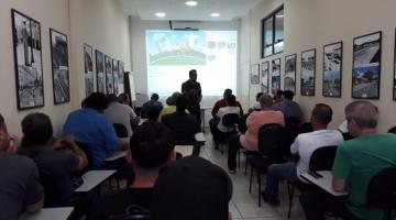 pessoas assistem ao curso em sala de aula #paratodosverem 