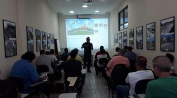 Alunos assistem ao curso com imagem em telão #paratodosverem 