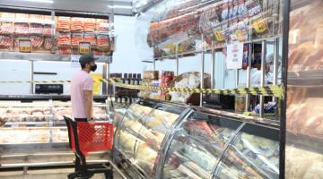pessoa faz compra no supermercado #paratodosverem 