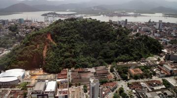 Imagem aérea de deslizamento de terra em área de morro. #pracegover