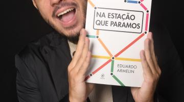rapaz segura livro #paratodosverem