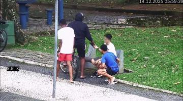 cena de rapazes roubando o celular #paratodosverem