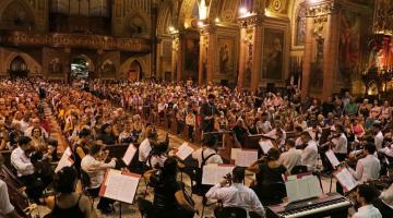 orquestra se apresenta em igreja #paratodosverem
