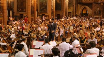 Concerto de Natal da Orquestra Sinfônica de Santos lota igreja do Embaré