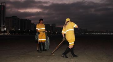 Atenta a detalhes, equipe de limpeza da praia remove até moedas da areia