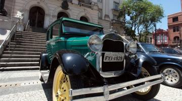 Encontro traz 70 automóveis antigos ao Centro Histórico de Santos