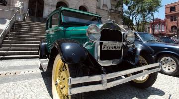 carro antigo parado em frente à prefeitura. #paratodosverem 