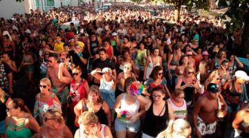 foliões participam de banda na rua. #paratodosverem