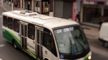 Micro-ônibus da linha 118 trafegando em rua. #Paratodosverem