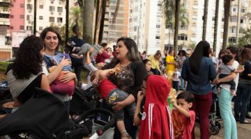 Hora do Mamaço reúne 150 pessoas em ato de amor na Praça do Sesc. Confira as imagens do encontro