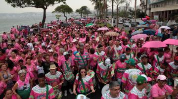 Caminhada do Outubro Rosa no domingo terá escolas de samba e trio elétrico