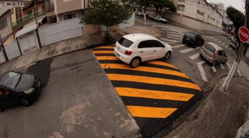 Lombada amplia segurança em cruzamento no Campo Grande, em Santos