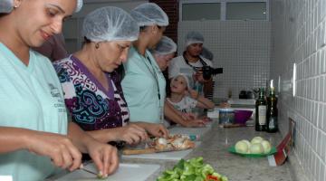 Oficina de culinária promove a saúde e ensina receitas natalinas