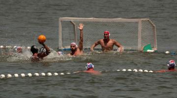 Competição de polo aquático no mar movimenta a Ponta da Praia neste fim de semana 