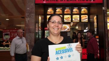 Estabelecimentos comerciais recebem placas por promoverem acessibilidade