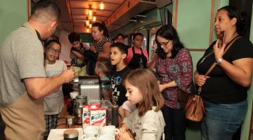 Desenhos no café são atração em oficina de minibarista no Bonde Arte. Confira o vídeo